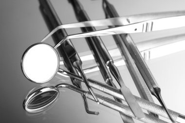 gri arka plan üzerinde izole diş bakımı Diş seti