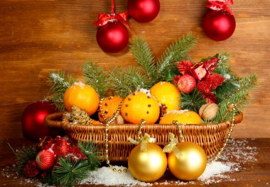 sepet portakal ve çam ağacı, ahşap zemin ve Noel kompozisyon