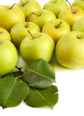 Sulu elma üzerine beyaz izole yeşil yaprakları ile