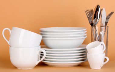 bej renkli arka plan üzerinde beyaz bulaşıkları temizle