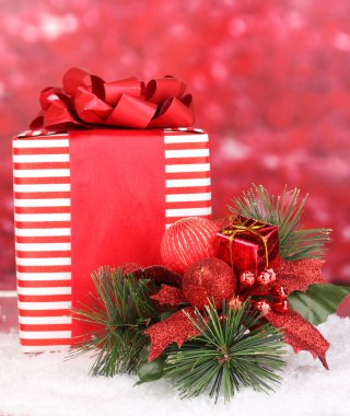 Kırmızı arkaplanda noel süslemesi