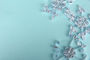 mavi arka plan üzerinde güzel kağıt kar taneleri