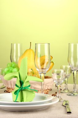 yeşil ve sarı tonlarında renkli arka plan üzerinde tablo ayarı