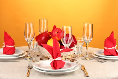 Tablo ayarı renkli arka plan üzerinde kırmızı tonlarında