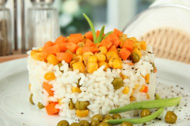 Risotto plaka üzerinde parlak zemin üzerine ahşap masa