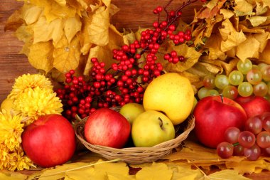 Sarı yapraklar, elma ve ahşap zemin üzerinde mantar sonbahar kompozisyonu