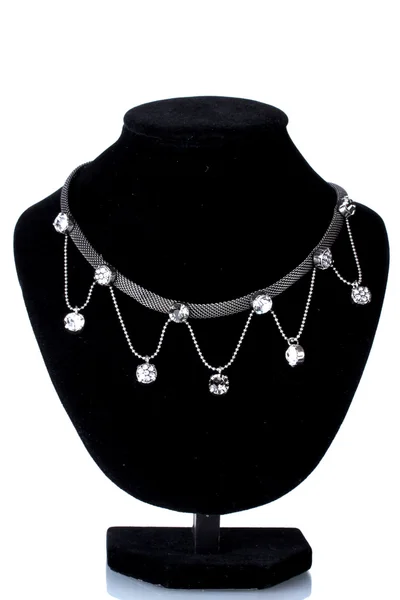 Hermoso collar de plata en maniquí aislado en blanco — Foto de Stock