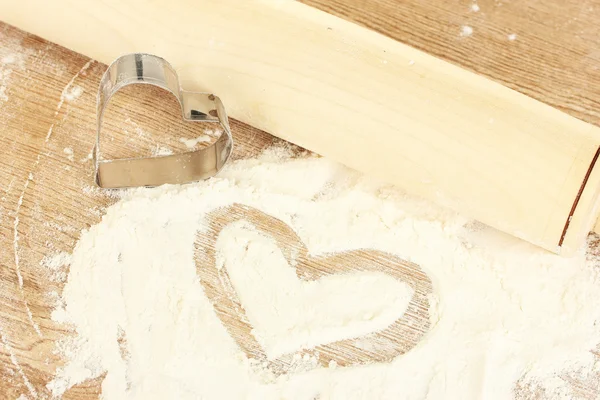 Cookie cutter met rolling pin op houten tafel close-up — Stockfoto