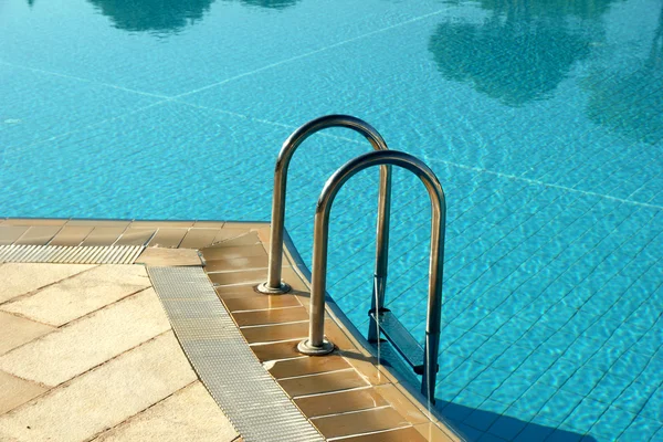 Hotelschwimmbecken mit sonnigen Reflexen — Stockfoto