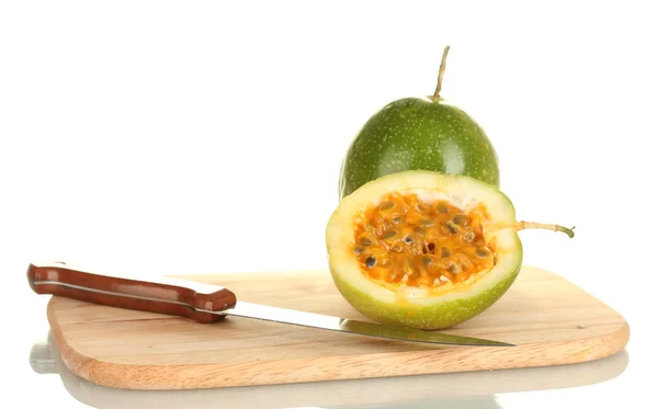 Fruta de la pasión verde aislado sobre fondo blanco de cerca —  Fotos de Stock