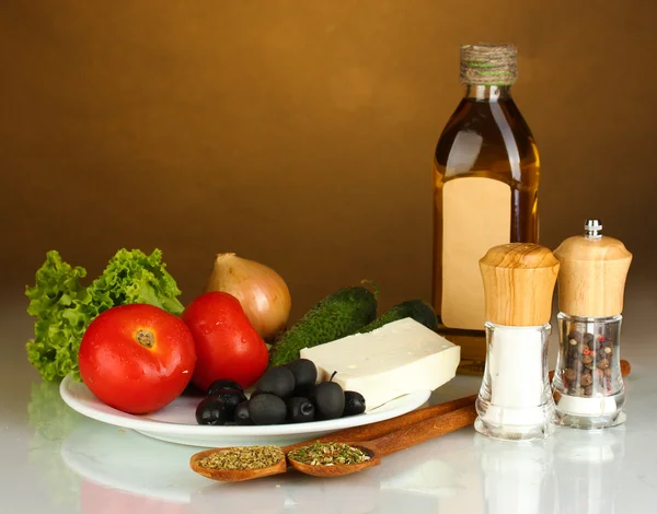 Zutaten für einen griechischen Salat auf braunem Hintergrund in Nahaufnahme — Stockfoto