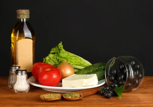 Ingredienser för en grekisk sallad på svart bakgrund — Stockfoto