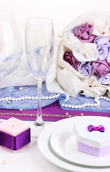 Servir fabulosa mesa de boda en color púrpura aislado en blanco — Foto de Stock