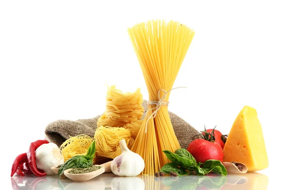 Spaghettis de pâtes, légumes et épices, isolés sur blanc — Photo