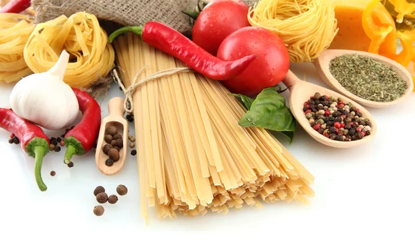 Nudelspaghetti, Gemüse und Gewürze, isoliert auf weiß — Stockfoto