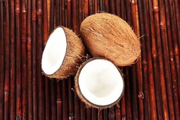 竹マット クローズ アップにココナッツ — ストック写真
