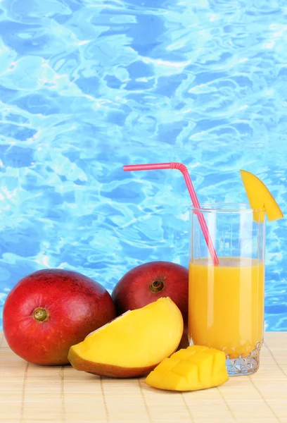 Dojrzałe mango apetyczny na tkaniny serwetka na tle wody — Zdjęcie stockowe