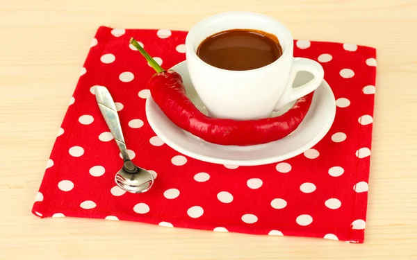 Witte cup met warme chocolademelk en chili peper op houten achtergrond — Stockfoto