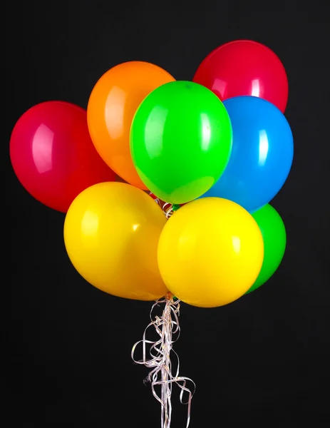 Ballons colorés isolés sur noir — Photo