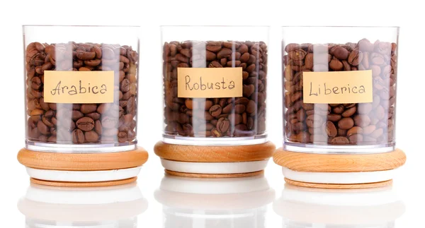 Koffie bonen in potten geïsoleerd op wit — Stockfoto