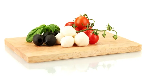 Sebzeler üzerinde beyaz izole kesme tahtası üzerinde mozzarella peyniri — Stok fotoğraf