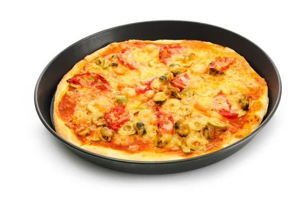 Leckere Pizza mit Meeresfrüchten in der Pfanne isoliert auf weiß — Stockfoto