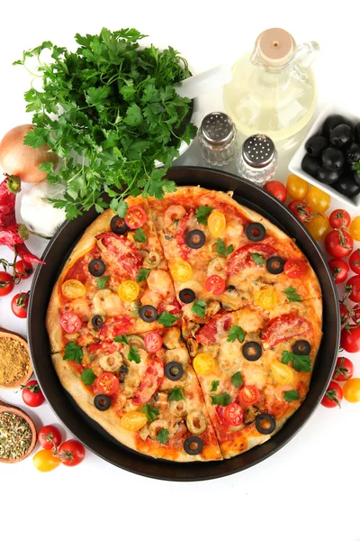 Composition colorée de délicieuses pizzas, légumes et épices sur fond blanc gros plan — Photo