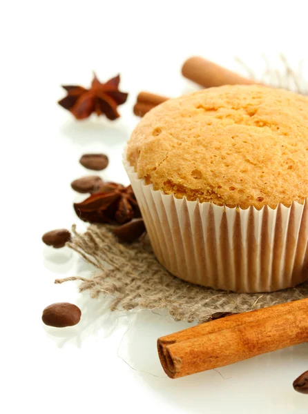Torta di muffin saporita su iuta, spezie e semi di caffè, isolata su bianco — Foto Stock