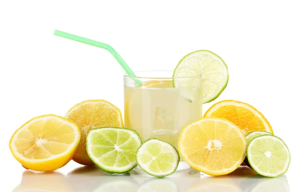 Citrus limonade in glas van citrus rond geïsoleerde op wit — Stockfoto