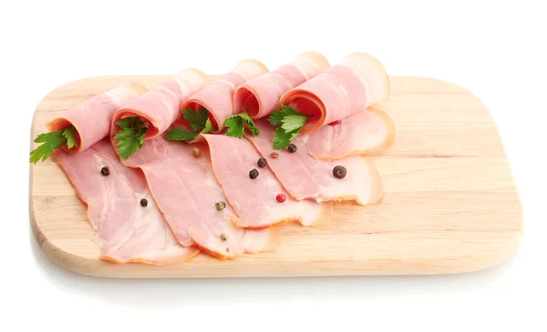 Baharat beyaz izole, ahşap kesme tahtası üzerinde ile lezzetli domuz pastırması — Stok fotoğraf