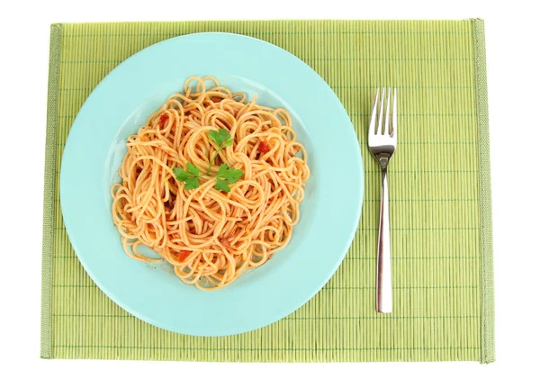 Spaghetti italiani in piatto su tappetino di bambù — Foto Stock