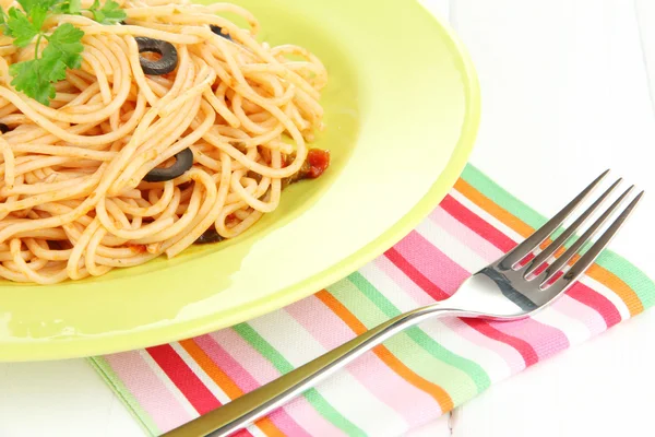 Espaguete italiano em placa em mesa de madeira close-up — Fotografia de Stock