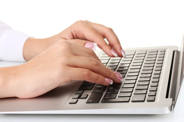 Las manos de la mujer de negocios escribiendo en el ordenador portátil, sobre fondo blanco primer plano — Foto de Stock