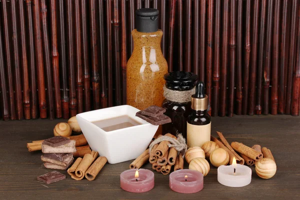 Beautiful chocolate spa setting on wooden table bamboo background with reflection — Stock Photo, Image