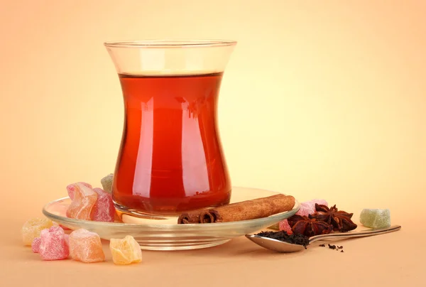 Glass 的土耳其茶和 rahat 喜悦，米色背景上 — 图库照片