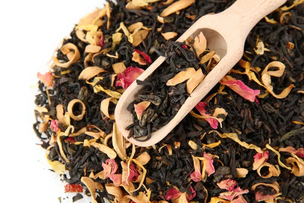 Aromatische zwarte droge thee met vruchten en bloemblaadjes, geïsoleerd op wit — Stockfoto