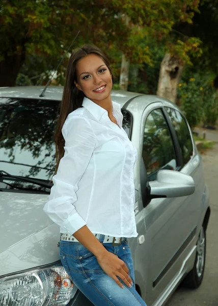 Güzel bir genç kadın arabada — Stok fotoğraf