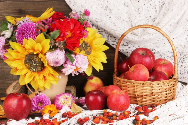 Barevné podzimní Zátiší s jablky — Stock fotografie