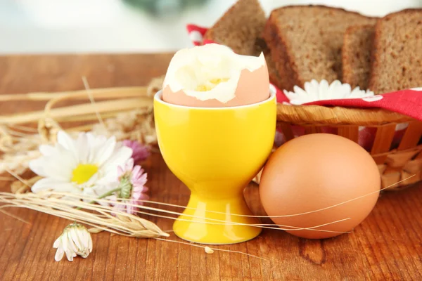 Huevos cocidos sobre fondo de madera —  Fotos de Stock