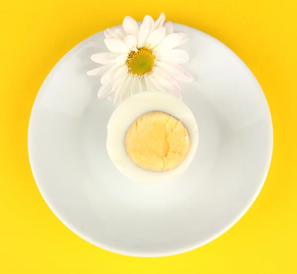 Варёное яйцо на цветном фоне — стоковое фото