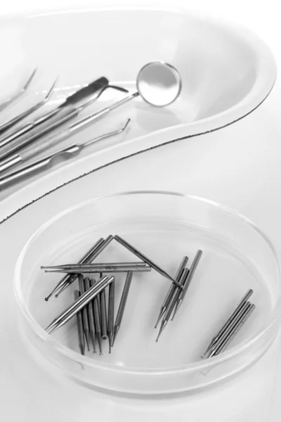 Ensemble d'outils dentaires pour le soin des dents isolé sur blanc — Photo