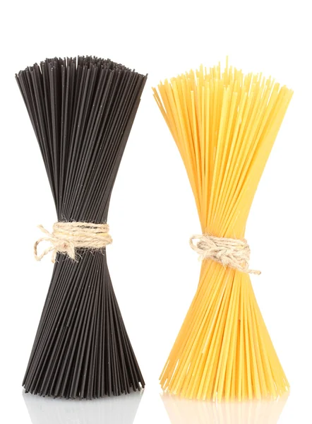 Spaghettis noirs et jaunes isolés sur blanc — Photo