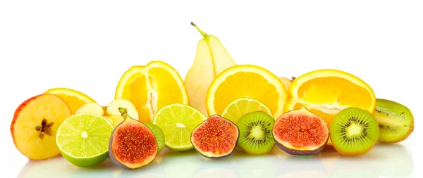 Нарезанные фрукты на белом — стоковое фото