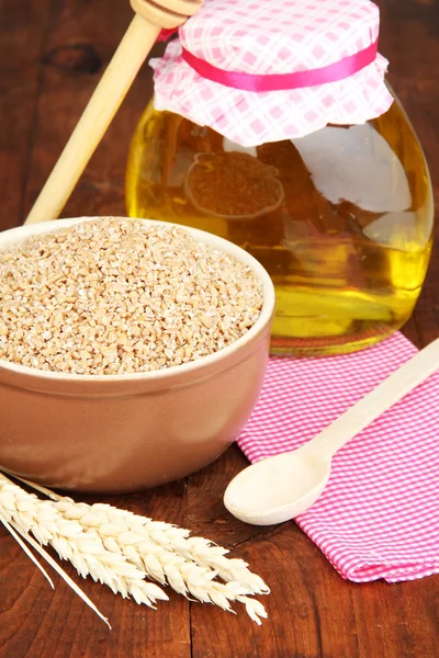 Salvado de trigo con miel en la mesa — Foto de Stock