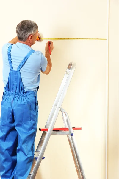 Constructeur mur de mesure dans la pièce close-up — Photo