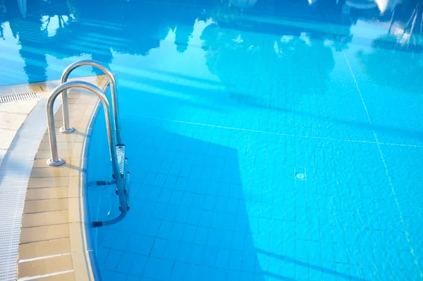 Hotel swimming pool with sunny reflections — Stock Photo, Image