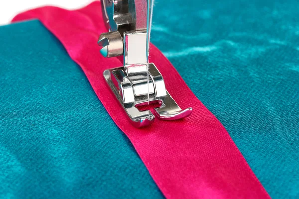 Primer plano de la máquina de coser parte de trabajo con tela azul — Foto de Stock