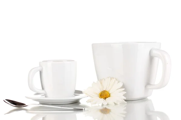 Чашка міцної кави та солодкого крему ізольовані на білому — стокове фото