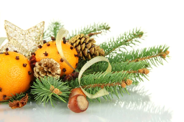 Новорічна композиція з апельсинами та ялинкою, ізольована на білому — стокове фото
