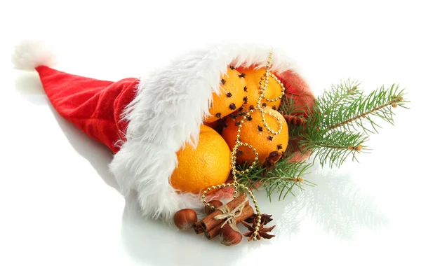Portakal ve köknar ağacı Noel Baba şapkası, üzerinde beyaz izole içinde Noel kompozisyonu — Stok fotoğraf